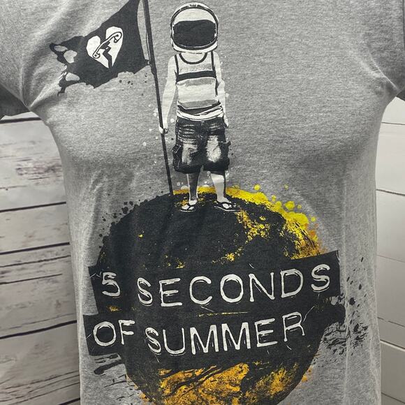 Five 5 Seconds of Summer Rock Band Group T-Shirt Kid Astronaut Landing Moon Flag - Picture 2 of 4